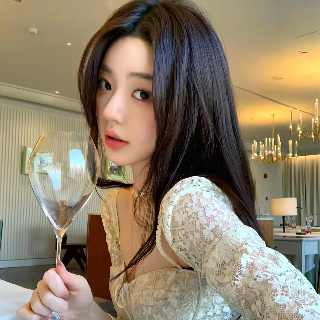 草莓月亮海报